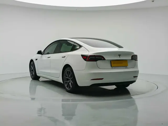 Tesla Model 3 — Фото автомобиля 3