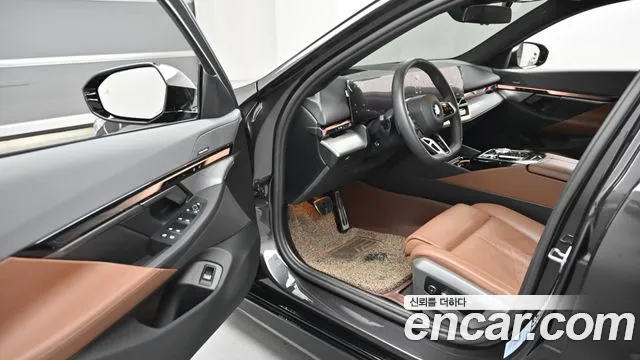 BMW 5 Series G60 — Фото автомобиля 11