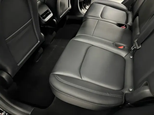 Tesla Model Y — Фото автомобиля 8