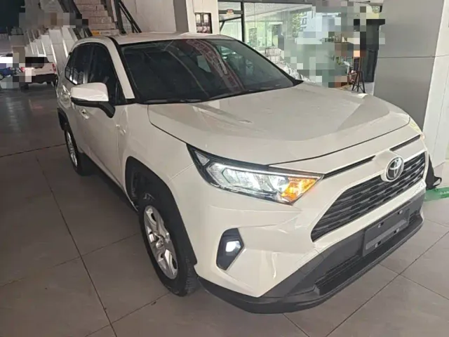 Toyota RAV4 — Фото автомобиля 3