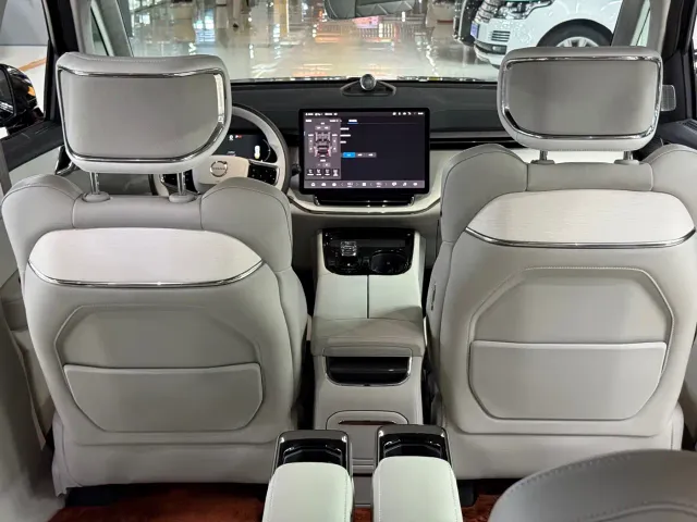 Volvo EM90 — Фото автомобиля 20