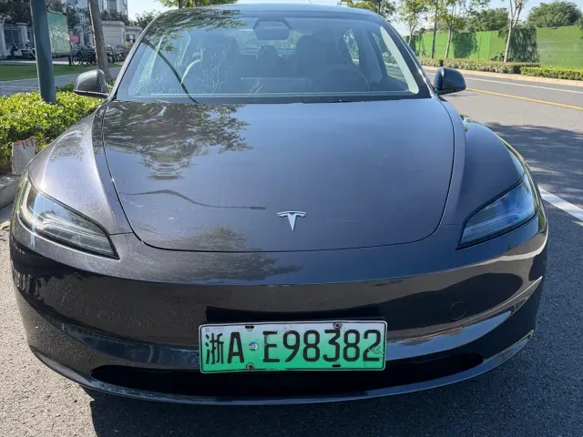 Фотография автомобиля — Tesla Model 3