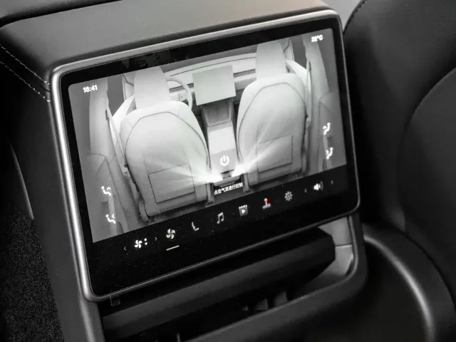 Tesla Model Y — Фото автомобиля 15