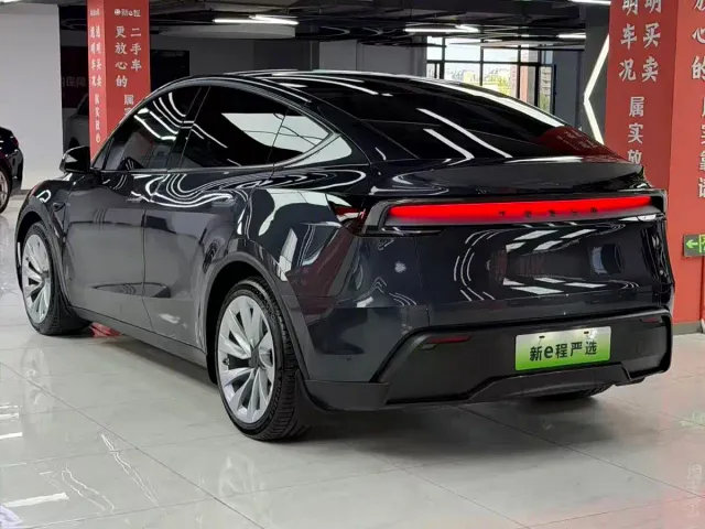 Tesla Model Y — Фото автомобиля 4