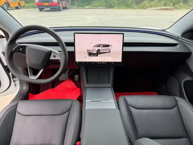 Tesla Model 3 — Фото автомобиля 6