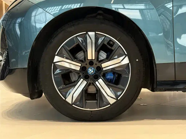 BMW iX — Фото автомобиля 11