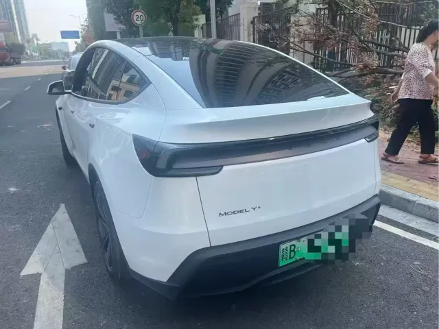 Tesla Model Y — Фото автомобиля 6