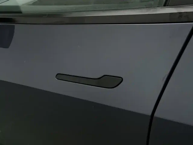 Tesla Model Y — Фото автомобиля 18