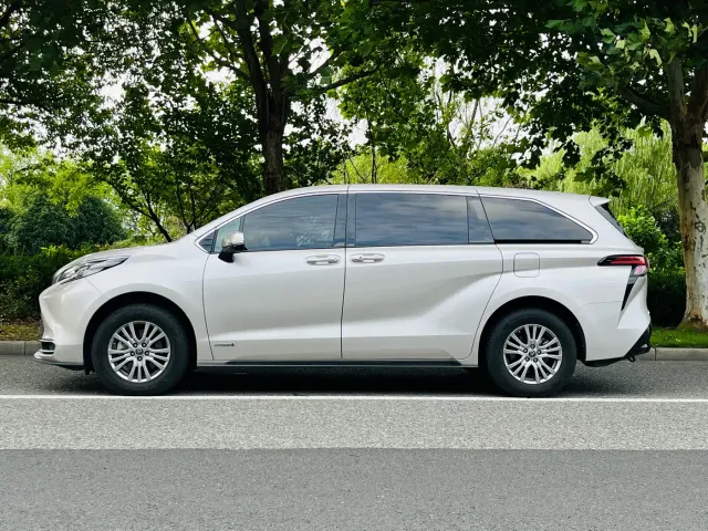 Toyota Sienna — Фото автомобиля 7