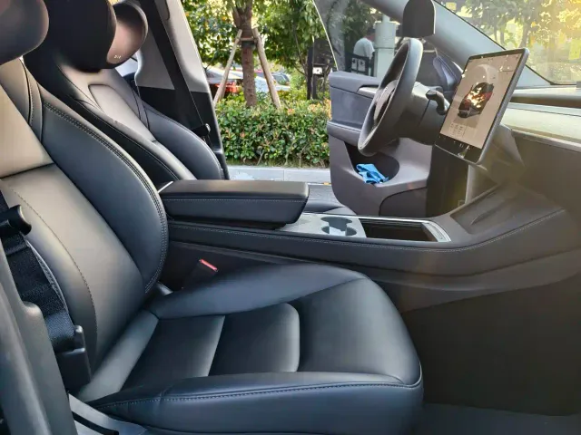 Tesla Model Y — Фото автомобиля 12