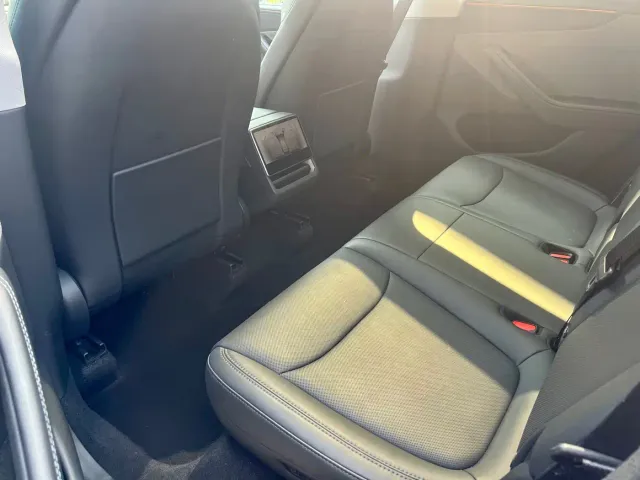Tesla Model Y — Фото автомобиля 11