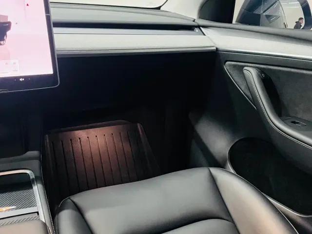 Tesla Model Y — Фото автомобиля 15