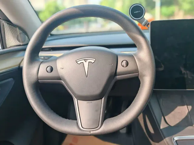 Tesla Model Y — Фото автомобиля 12