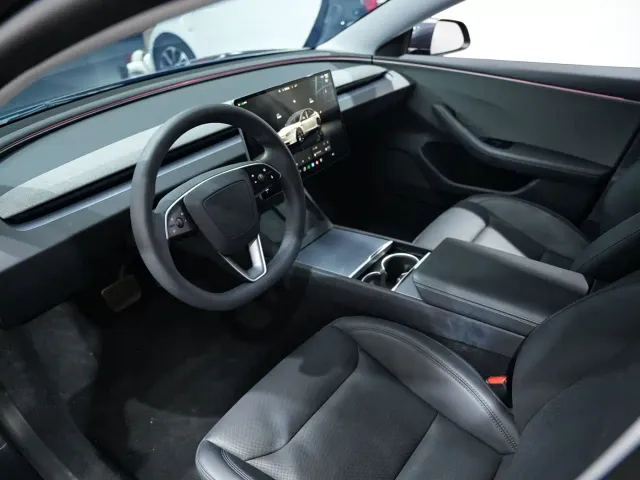 Tesla Model 3 — Фото автомобиля 12