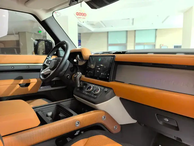 Land Rover Defender — Фото автомобиля 14