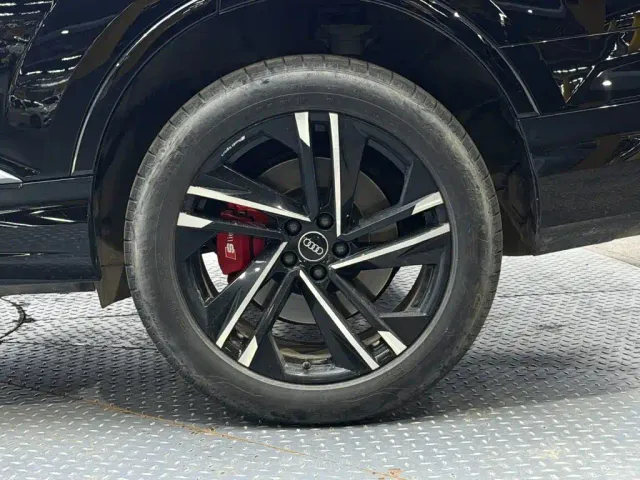Audi Q7 — Фото автомобиля 9