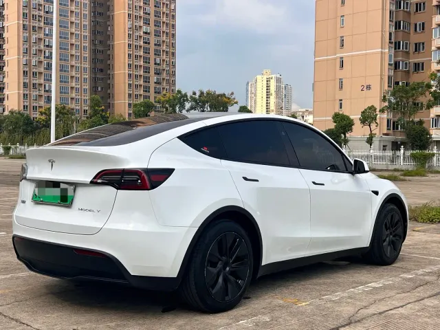 Tesla Model Y — Фото автомобиля 11