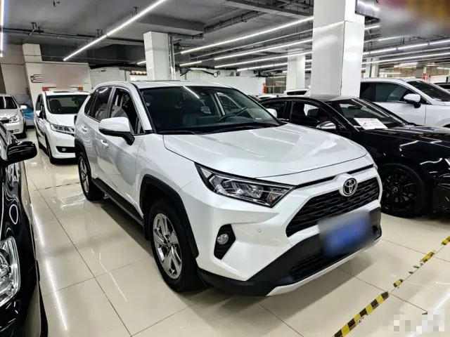 Toyota RAV4 — Фото автомобиля 3