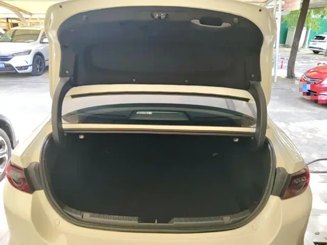 Mazda Axela — Фото автомобиля 18