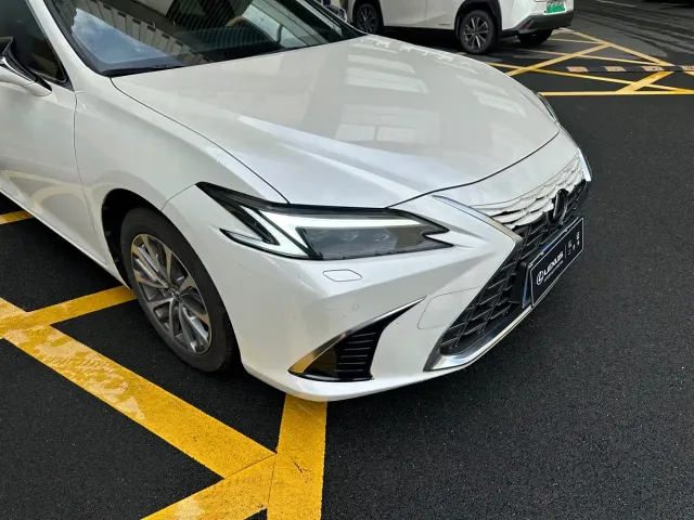 Lexus ES — Фото автомобиля 3