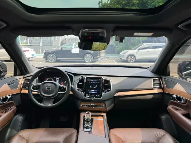 Volvo XC90 — Фото автомобиля 8