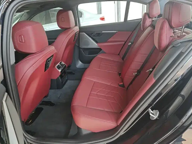 BMW i5 — Фото автомобиля 16