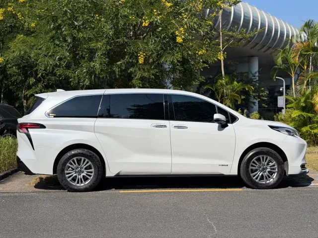 Toyota Sienna — Фото автомобиля 16