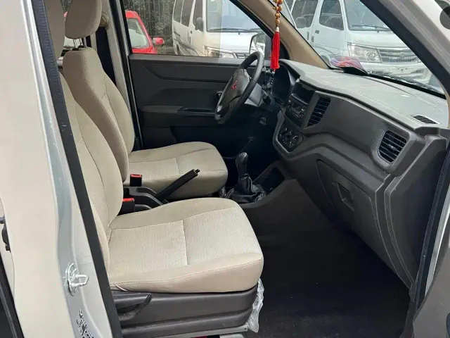 Wuling Hongguang V — Фото автомобиля 9