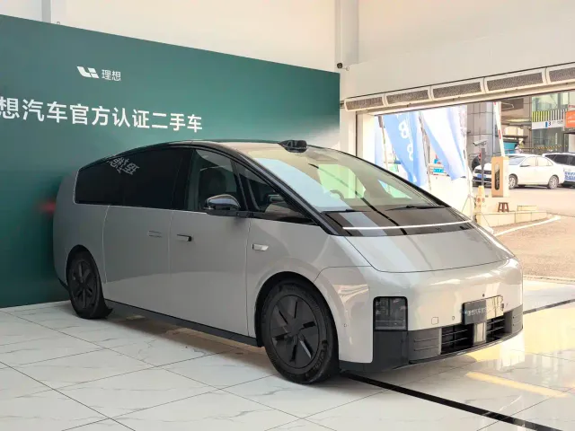 Li Auto MEGA — Фото автомобиля 3