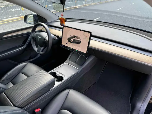 Tesla Model Y — Фото автомобиля 7