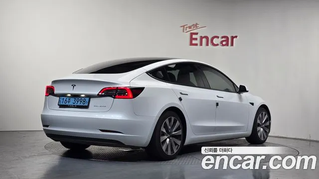 Tesla Model 3 — Фото автомобиля 2
