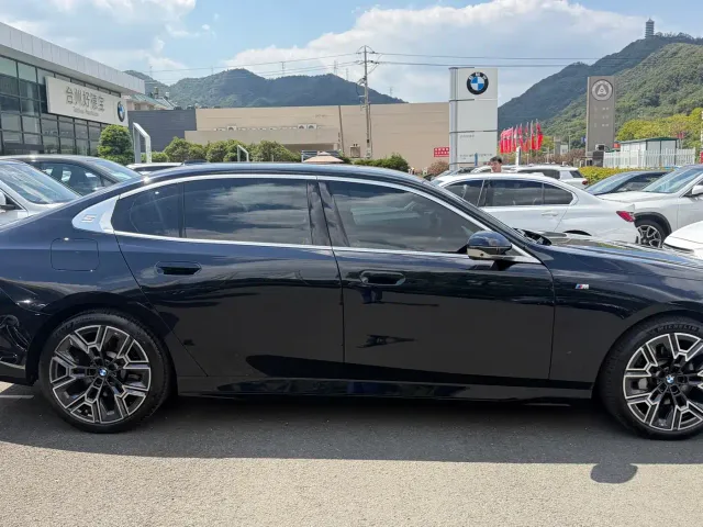 BMW 5 Series — Фото автомобиля 11