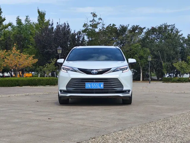 Toyota Sienna — Фото автомобиля 2