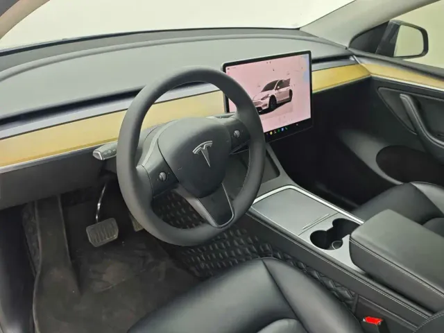 Tesla Model Y — Фото автомобиля 21
