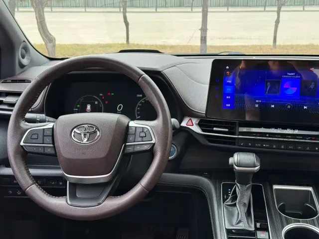 Toyota Sienna — Фото автомобиля 21