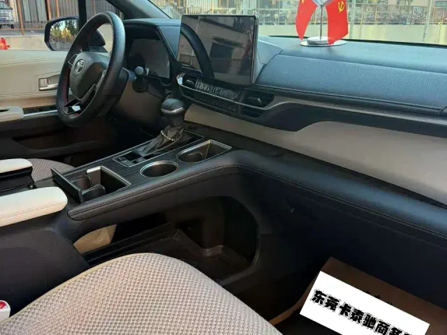 Toyota Sienna — Фото автомобиля 4