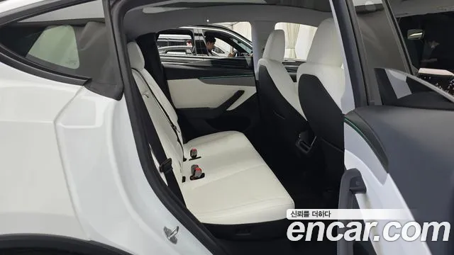Tesla Model Y — Фото автомобиля 11