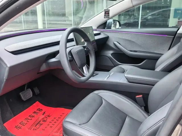 Tesla Model 3 — Фото автомобиля 5