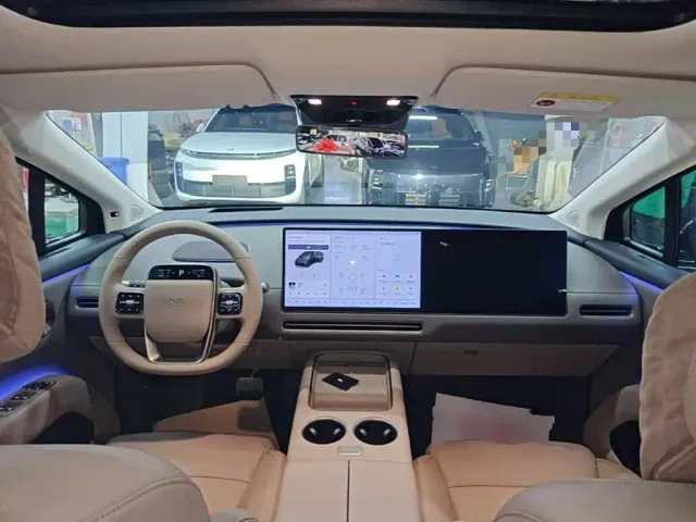 Li Auto i8 — Фото автомобиля 9