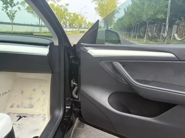 Tesla Model Y — Фото автомобиля 16