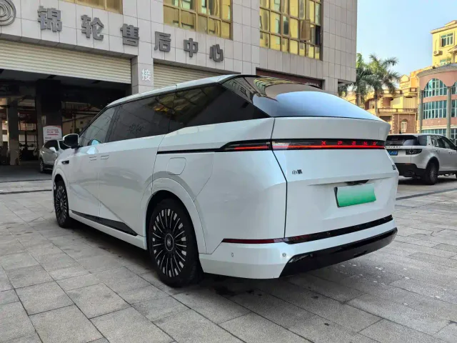 Xpeng X9 — Фото автомобиля 6