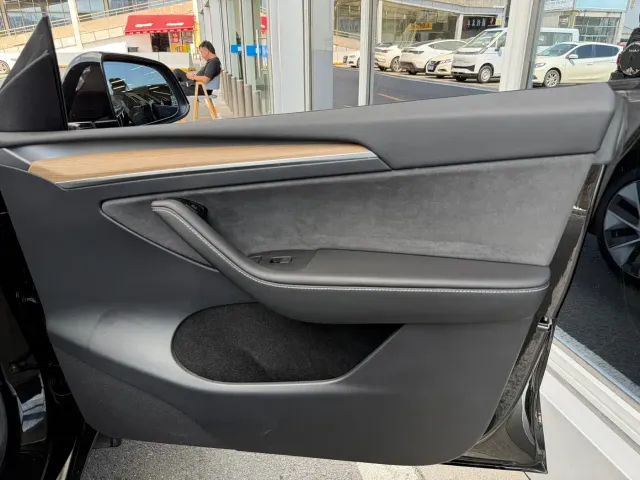 Tesla Model Y — Фото автомобиля 18