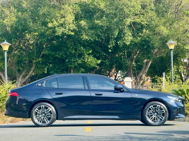 BMW 5 Series — Фото автомобиля 8
