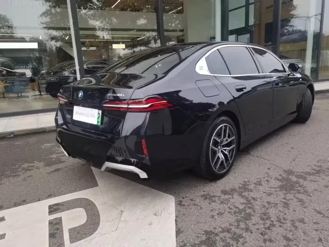 BMW i5 — Фото автомобиля 4
