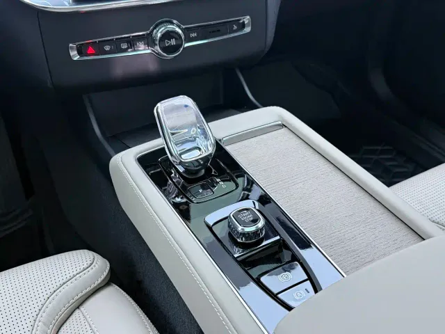 Volvo XC90 — Фото автомобиля 27