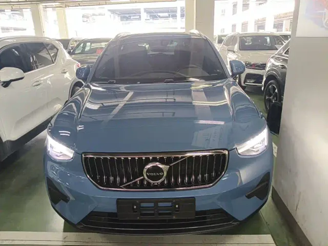 Volvo XC40 — Фото автомобиля 2