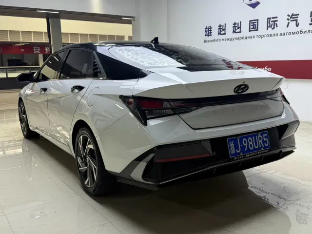 Hyundai Elantra — Фото автомобиля 18