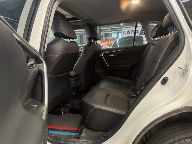 Toyota RAV4 — Фото автомобиля 6
