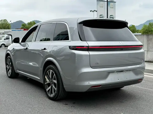 Li Auto L8 — Фото автомобиля 9