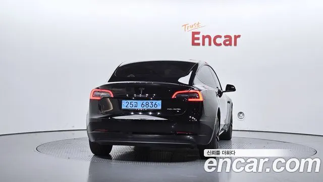 Tesla Model 3 — Фото автомобиля 3